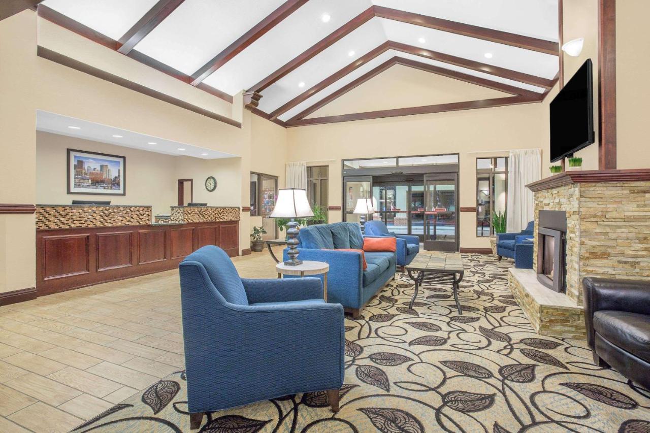 Ramada By Wyndham Denver International Airport Exterior photo
